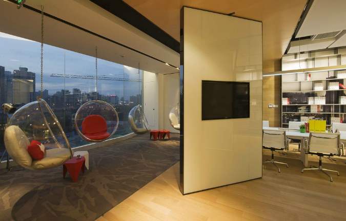 辦公室裝修設(shè)計：淺灰色儲物柜，簡約而不失高級感