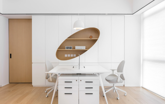 上海辦公室裝修設(shè)計(jì)：紅色工礦吊燈如何成為焦點(diǎn)？